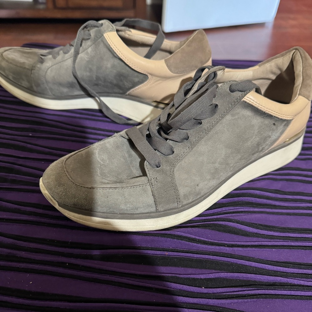 Women sneaker